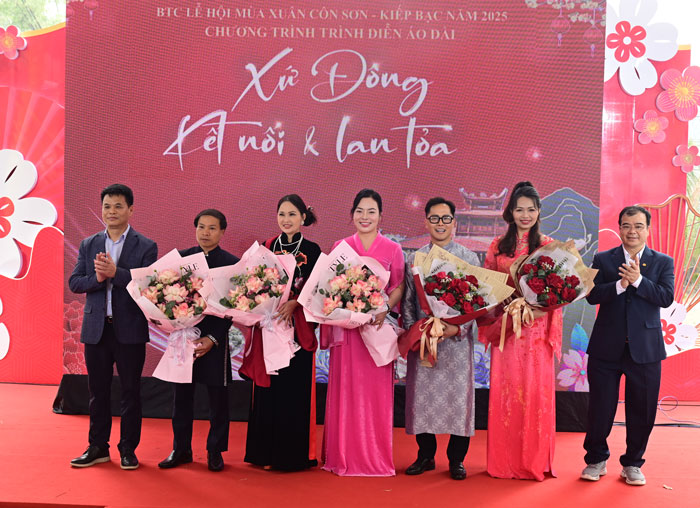 TrinhdienAodai14022025-1.jpg